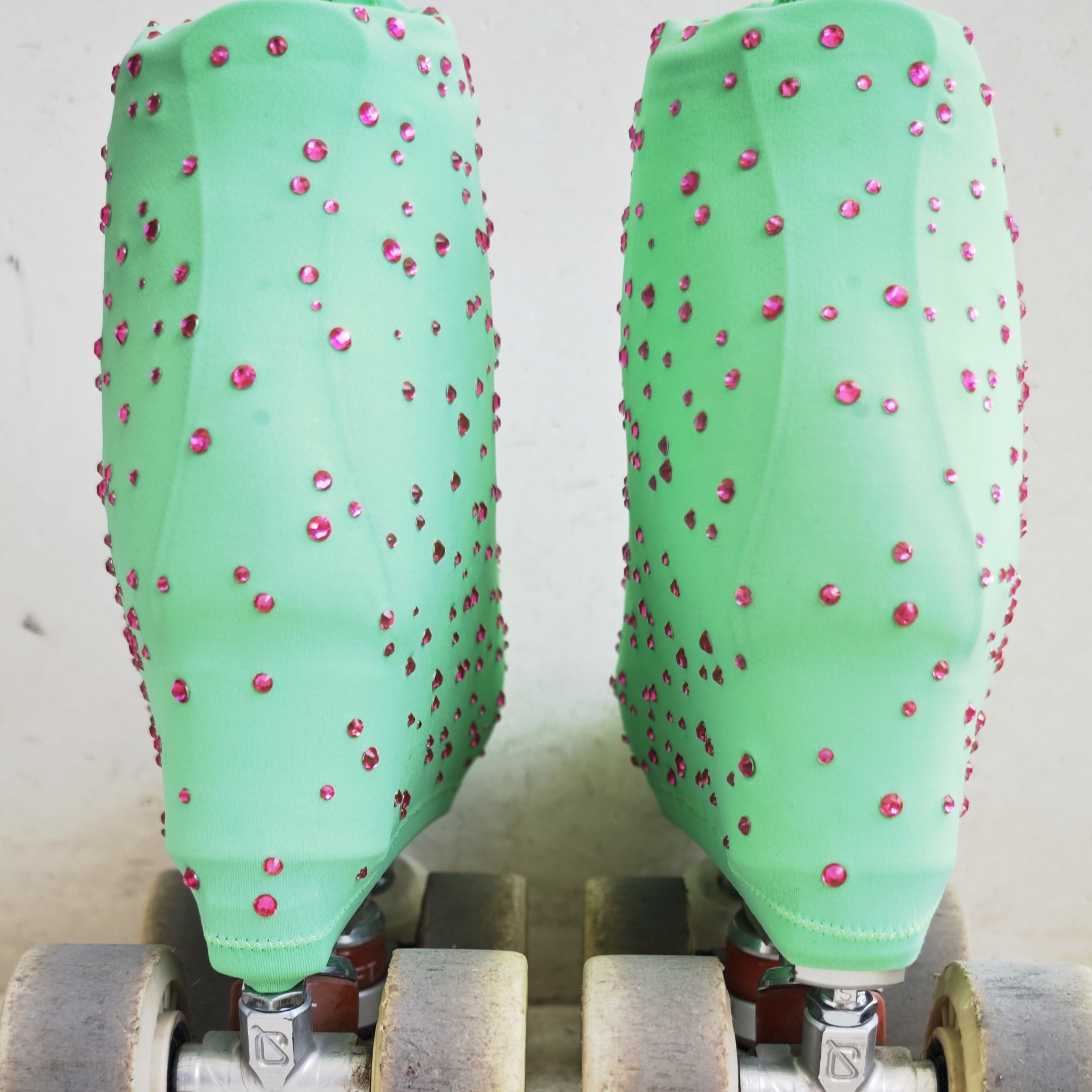 Verde clarito brillantitos rosas - Fundas de Patín - Imagen 2
