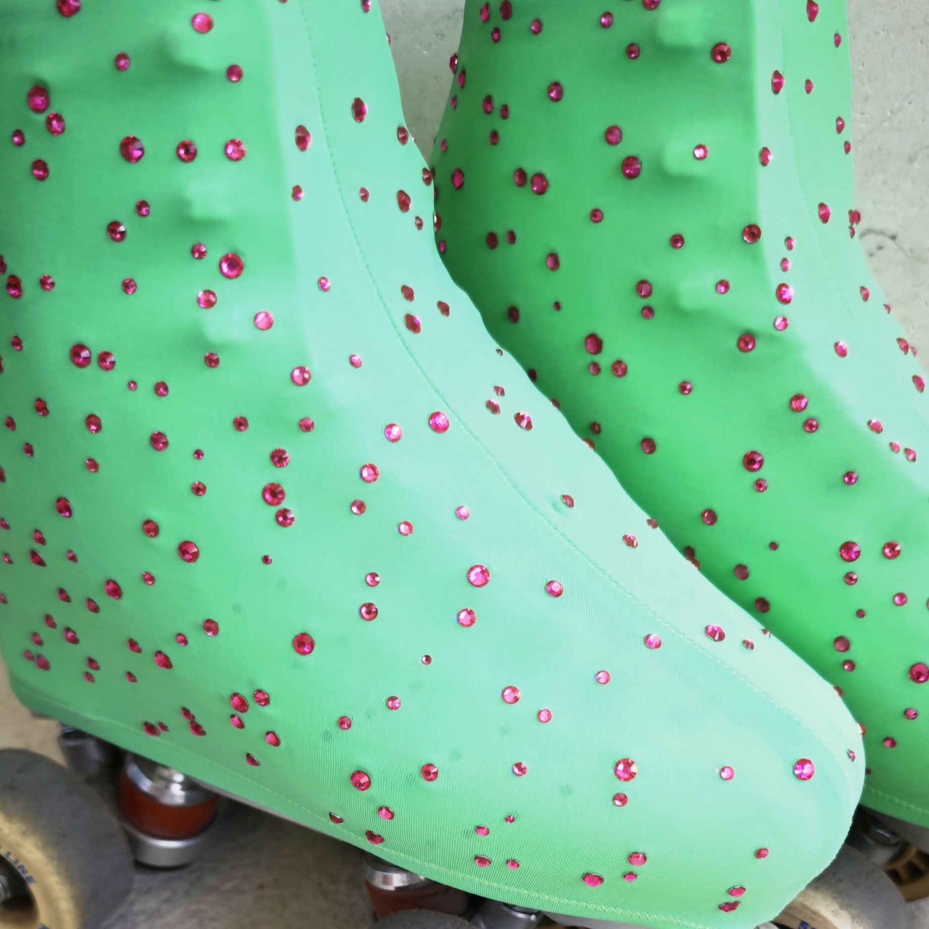 Verde clarito brillantitos rosas - Fundas de Patín - Imagen 3