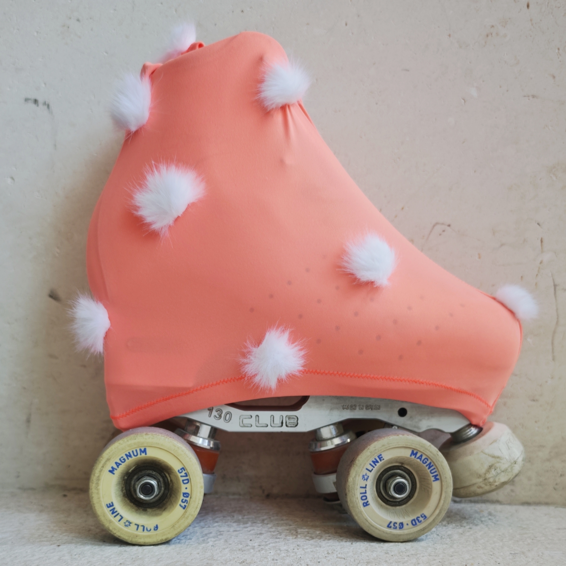 Naranja coral con pompones blancos pequeños – Fundas de Patín